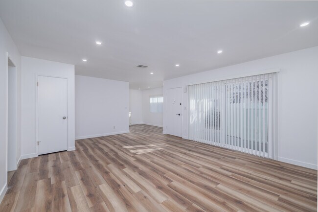5917 Buffalo Ave in Van Nuys, CA - Building Photo - Interior Photo