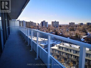 180 Fairview Mall Dr in Toronto, ON - Building Photo - Building Photo