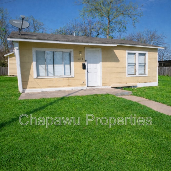 819 Larry St in San Antonio, TX - Building Photo - Building Photo