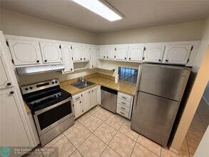 1080 Del Lago Cir in Sunrise, FL - Building Photo - Building Photo