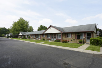 Golden Tree Apartments, A 55+ Community in Portage, MI - Foto de edificio - Building Photo