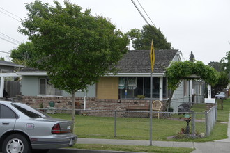 905-913 Blossom Way in Hayward, CA - Building Photo - Building Photo