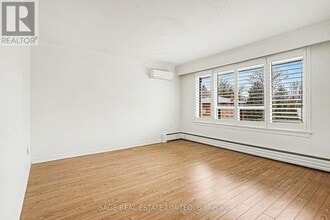 1 Forty First St in Toronto, ON - Building Photo - Building Photo