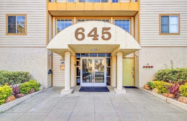 645 Chestnut Ave, Unit 219 in Long Beach, CA - Foto de edificio - Building Photo