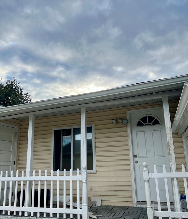 32 Wellington St in Hempstead, NY - Building Photo