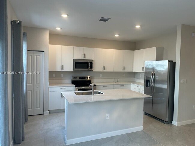 11913 SW 245 Ter in Princeton, FL - Building Photo - Building Photo