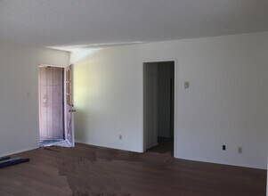 2740 E De Soto St, Unit 3 in Long Beach, CA - Building Photo - Building Photo