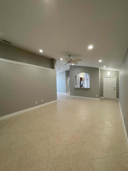 1583 Windamere Ln in Naples, FL - Building Photo