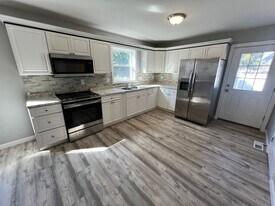 96-98 Woodmont St in Springfield, MA - Building Photo