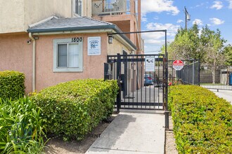1800 S. Broadway Ave. in Santa Ana, CA - Building Photo - Building Photo