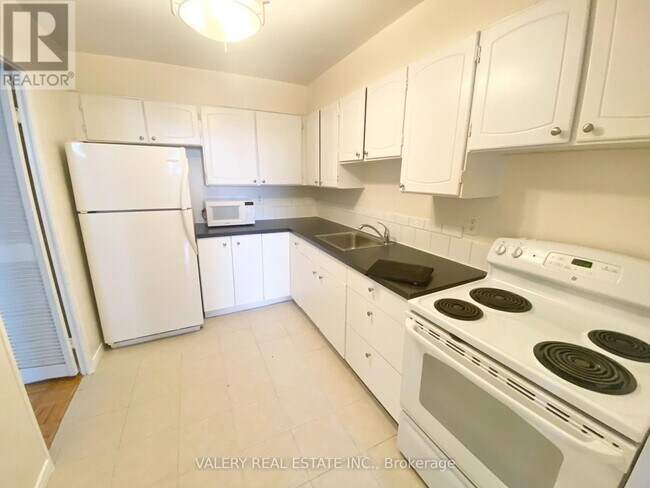 10 Edgecliff Golfway in Toronto, ON - Building Photo - Building Photo