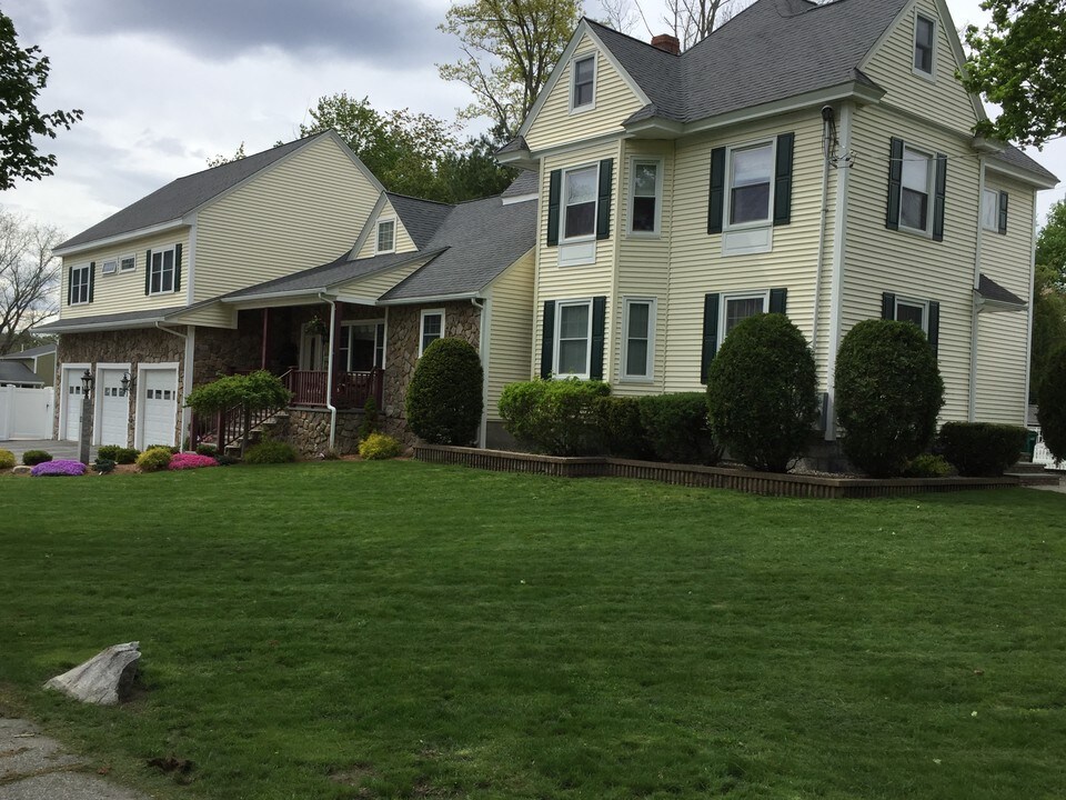 12 Whiting St in Billerica, MA - Building Photo