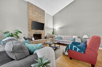 880 Tully St in Houston, TX - Building Photo - Building Photo