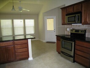 93 Paradise Valley Dr in Panorama Village, TX - Building Photo - Building Photo