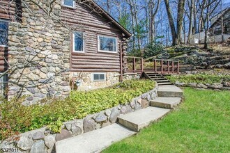 3 Toboggan Trail in Kinnelon, NJ - Building Photo - Building Photo