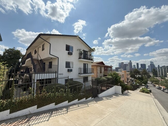 980 White Knoll Dr in Los Angeles, CA - Foto de edificio - Building Photo