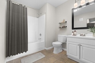 The Grand at Lake Sheri in Valdosta, GA - Foto de edificio - Building Photo