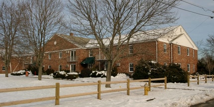Abington Court Condominium in Abington, MA - Foto de edificio - Building Photo