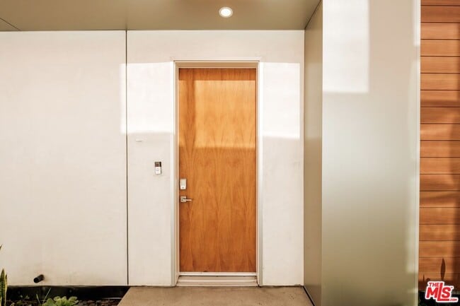 18223 Coastline Dr in Malibu, CA - Building Photo - Building Photo