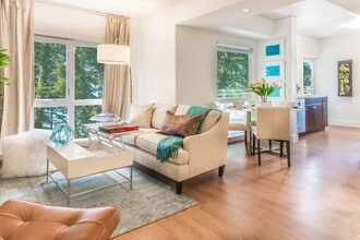 The Arroyo Residences in Walnut Creek, CA - Foto de edificio - Building Photo