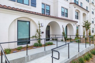 South River Village in Oceanside, CA - Foto de edificio - Building Photo