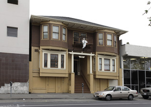 551 W Grand Ave in Oakland, CA - Building Photo - Building Photo