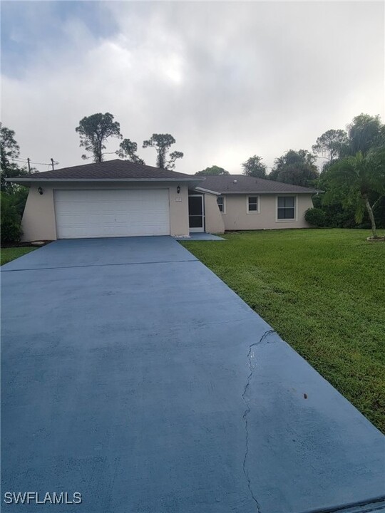 420 Canton Ave in Lehigh Acres, FL - Foto de edificio