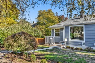 7348 29th Ave SW in Seattle, WA - Foto de edificio - Building Photo