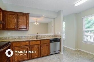 102 S Janell Dr in Olathe, KS - Foto de edificio - Building Photo