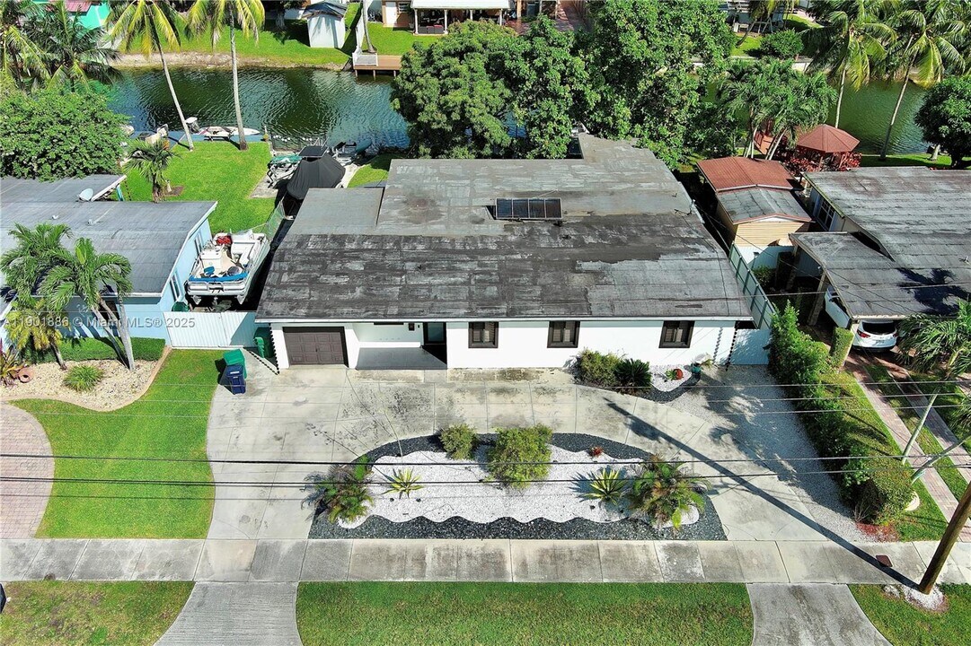 10981 SW 47th St in Miami, FL - Building Photo