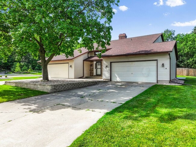 2596 Parkwood Dr, Unit 2596 in Green Bay, WI - Foto de edificio - Building Photo