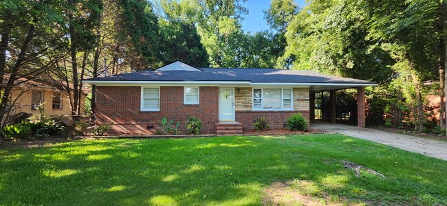 property at 2752 Hawthorne Dr