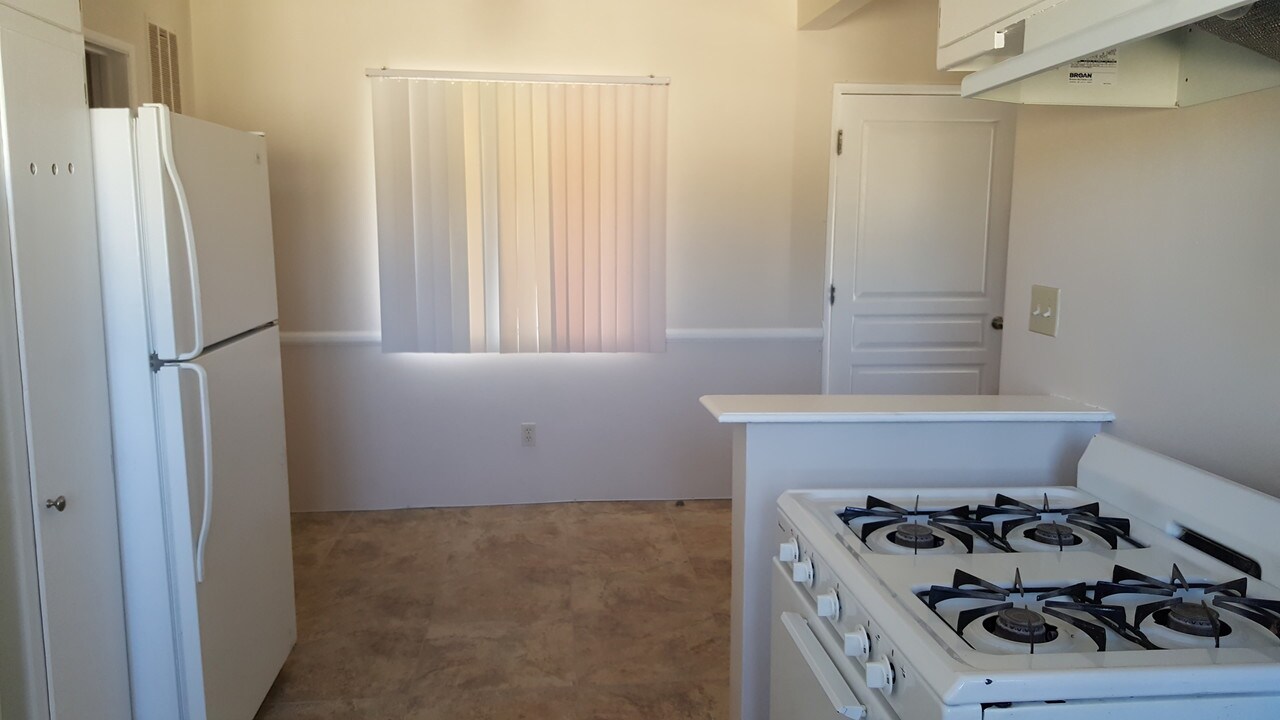 8422 Amigo Ave in Los Angeles, CA - Building Photo
