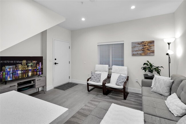 1786 SW 9th St, Unit 1 in Miami, FL - Foto de edificio - Building Photo