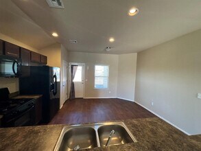 2005 W Oak Valley Way in Mustang, OK - Building Photo - Building Photo