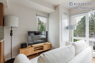 10333 Main St, Unit FL3-ID838 in Bellevue, WA - Foto de edificio - Building Photo