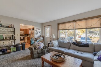 119 E Welcome Ave, Unit #1 in Mankato, MN - Foto de edificio - Building Photo