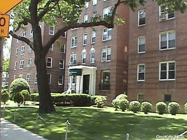 143-25 84th Dr in Queens, NY - Foto de edificio