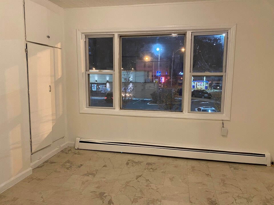 813 7th St in Union City, NJ - Building Photo