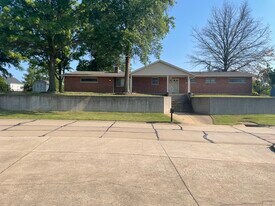 302 Coronation Dr in O'Fallon, MO - Building Photo