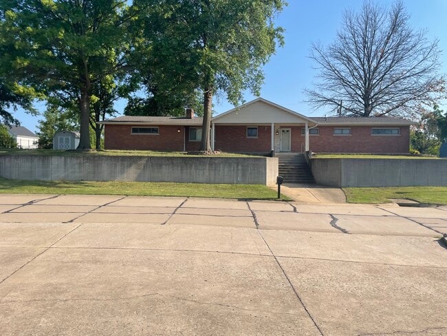 302 Coronation Dr