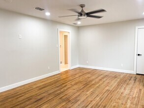 722 E Strong Pkwy in Grand Prairie, TX - Building Photo - Building Photo