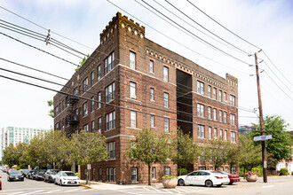 245 LAWTON LLC in Cliffside Park, NJ - Foto de edificio - Building Photo