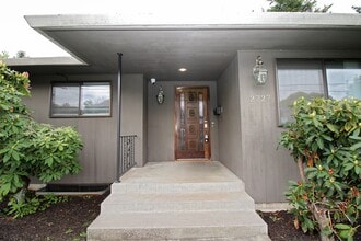 2727 SE 58th Ave in Portland, OR - Building Photo - Building Photo