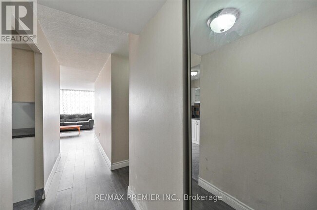 45-545 Sunrise Ave in Toronto, ON - Building Photo - Building Photo