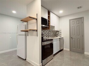 724 NE 3rd St in Hallandale Beach, FL - Building Photo - Building Photo
