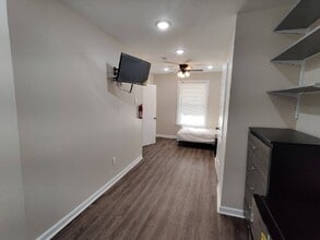 5535 Crowson St, Unit B1 in Philadelphia, PA - Foto de edificio - Building Photo
