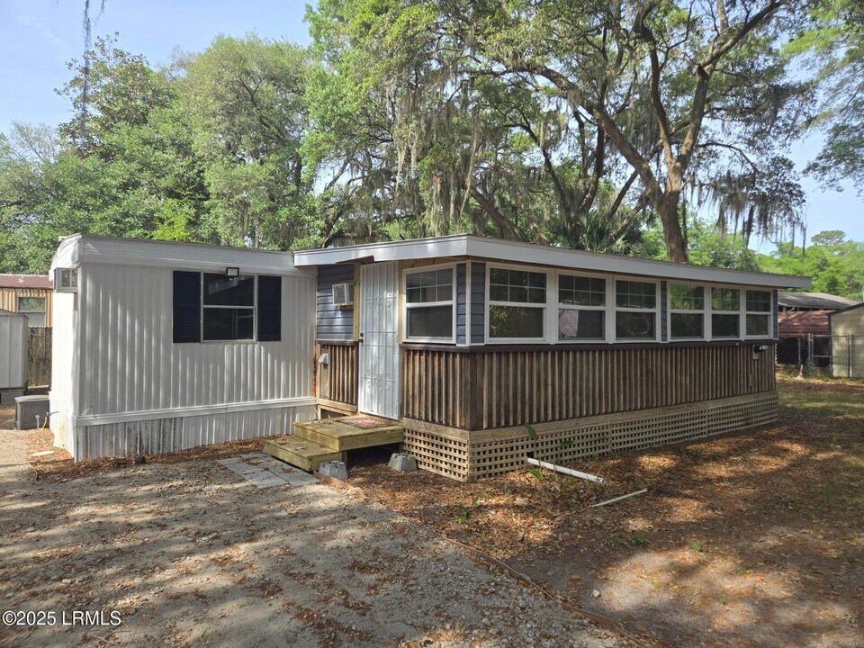 28 Mixon Rd in Saint Helena Island, SC - Building Photo
