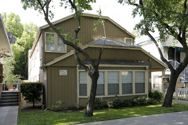 2716 F St in Sacramento, CA - Foto de edificio - Building Photo