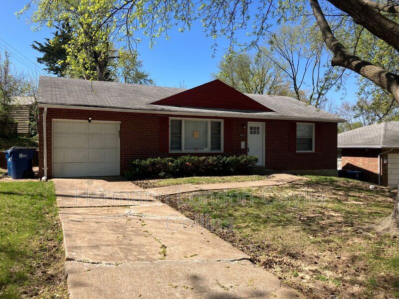 8915 Hillview Ave in Jennings, MO - Building Photo